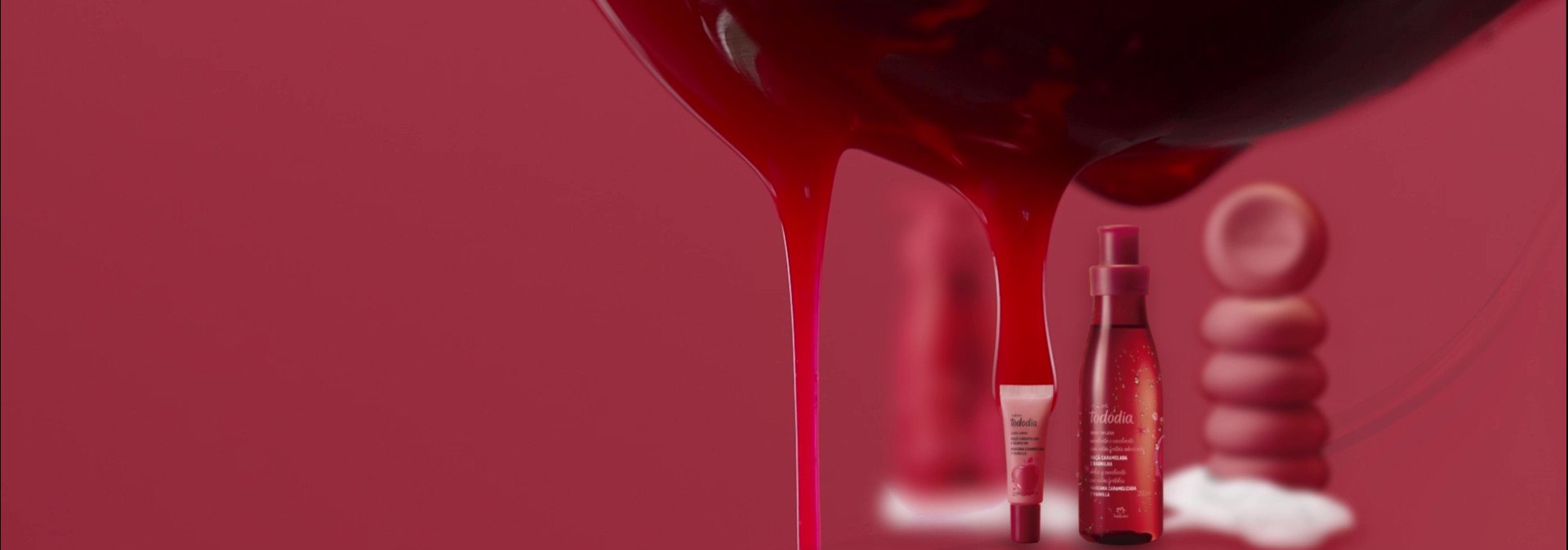 Fondo rosa con una crema hidratante corporal Tododia a la derecha, con la textura del producto detrás.