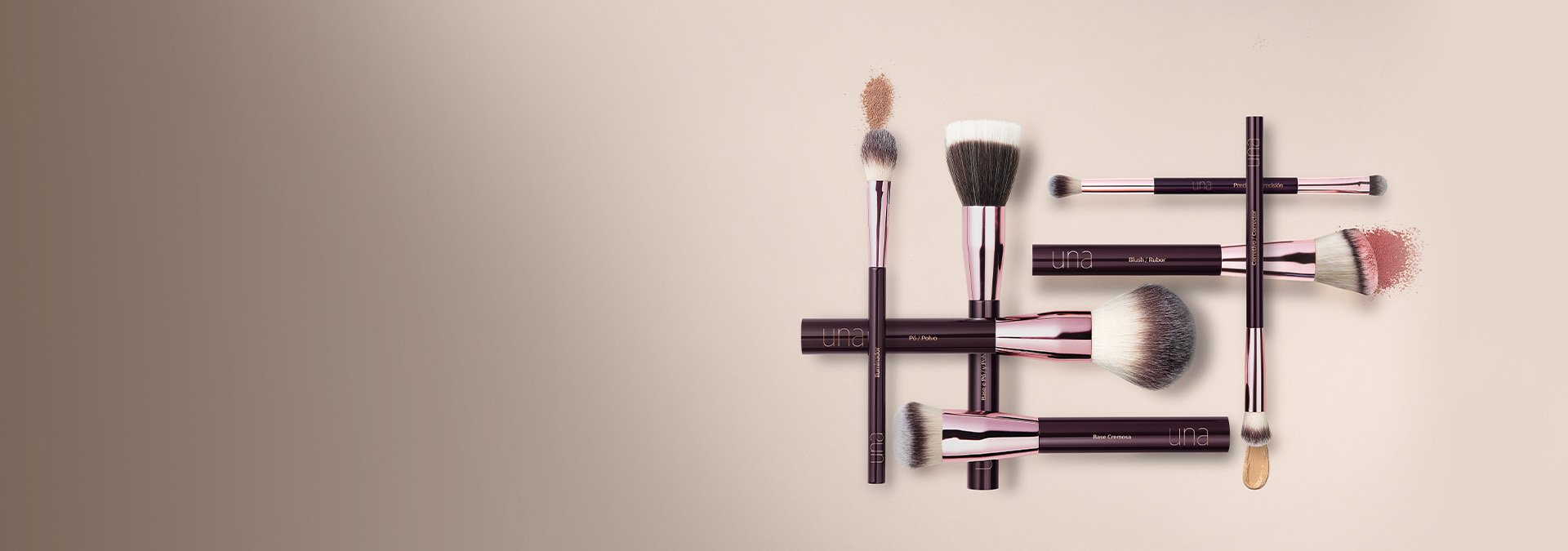 Conjunto de pinceles de maquillaje de la marca Natura Una dispuestos sobre un fondo beige claro