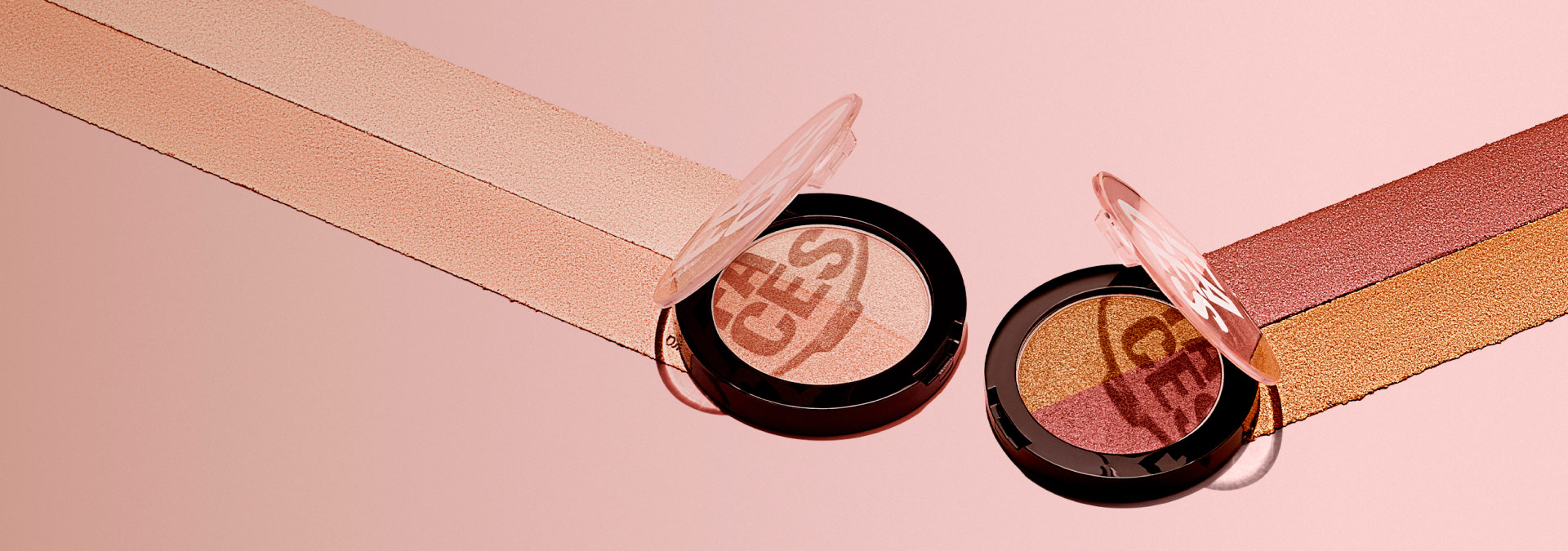 Fondo claro en tonos de rosa y dos iluminadores faciales a la derecha