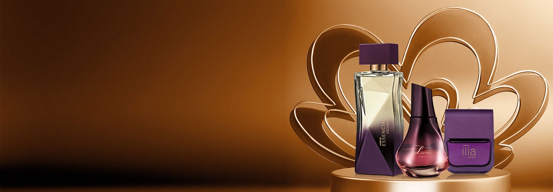 Fondo de color cobrizo con el símbolo de la marca. A la derecha, fragancias de Essencial, Luna y Ilía.