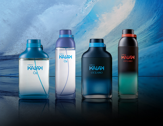 Frascos de Natura Kaiak en diferentes tonos de azul sobre fondo azul claro, reflejándose en la superficie brillante debajo de ellos.
