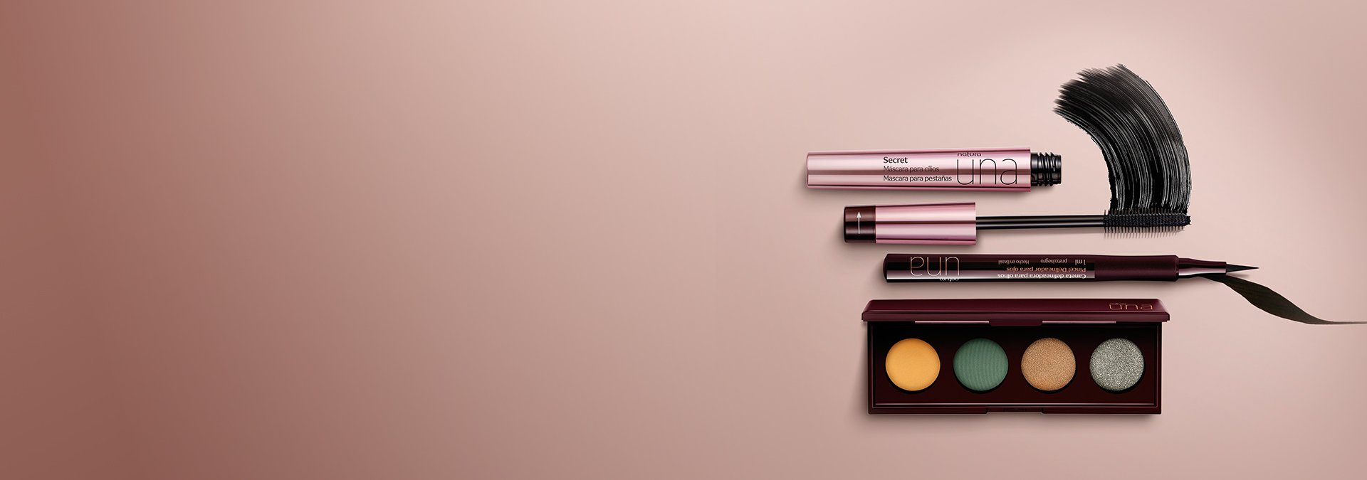 Delineador, máscara de pestañas y paleta de sombras de la línea Natura Una sobre un fondo rosa claro y texturas de productos