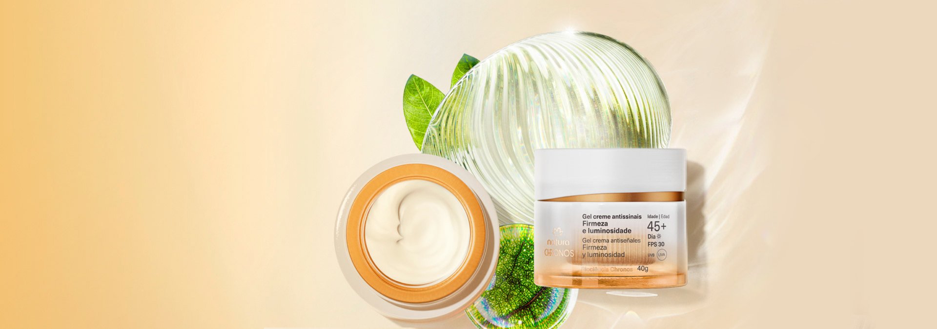 Fondo en tonos de amarillo, a la derecha una modelo blanca y el Gel Crema Antiseñales 45+ Día Firmeza y Luminosidad Chronos.