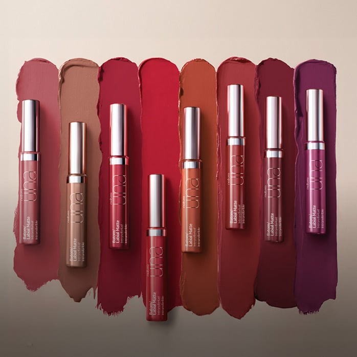 Imagen con nuestros diferentes tonos de labiales líquidos sobre la textura de un arrastre correspondiente a cada uno de sus colores