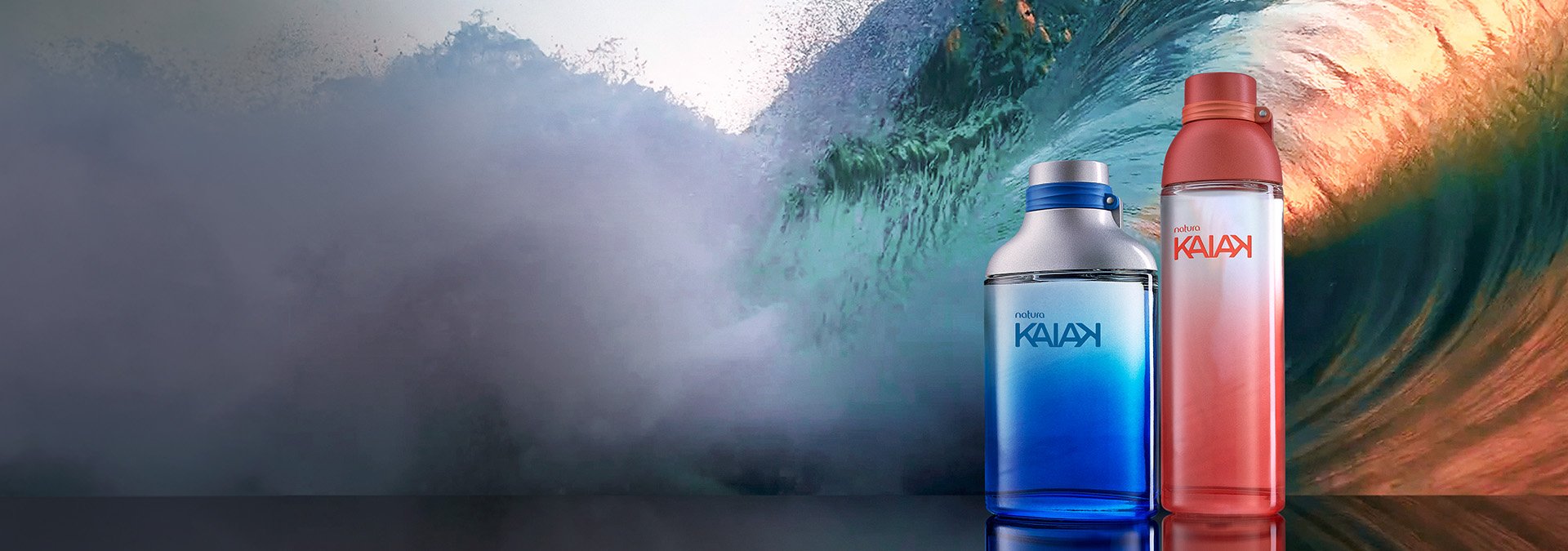 Dos perfumes Kaiak de Natura, uno azul y otro rojo, con fondo de ola del mar, sugiriendo frescura y aventura