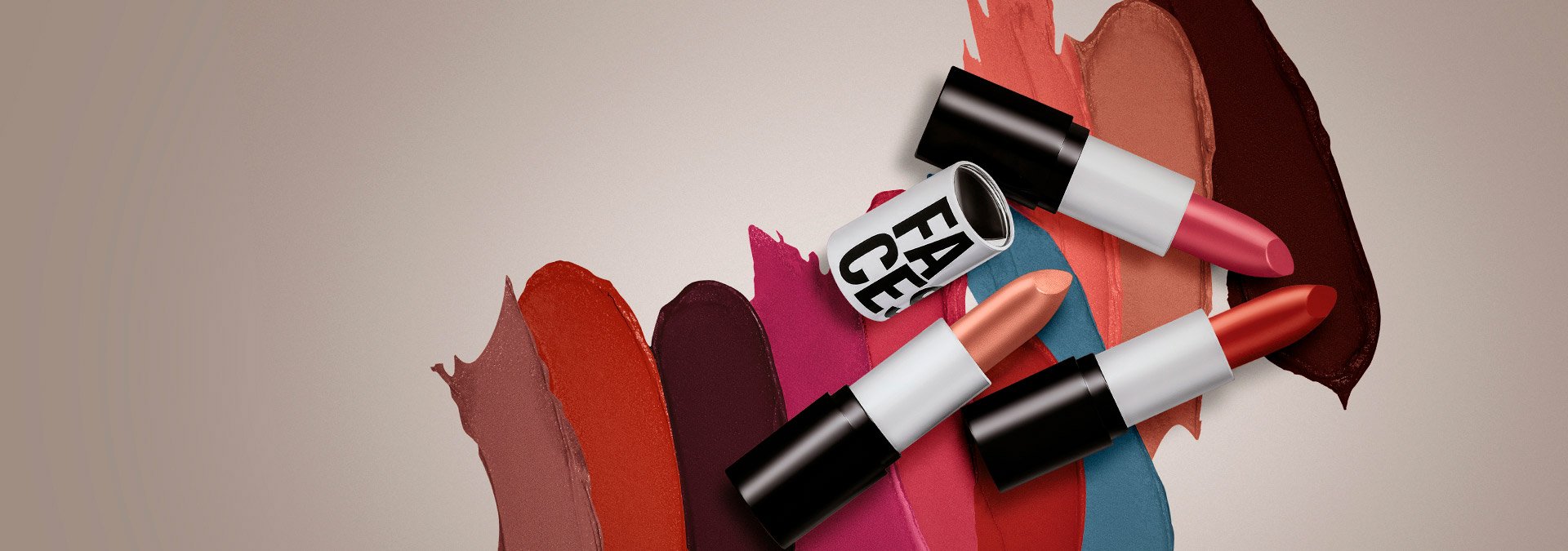 Tres labiales de la marca Faces de Natura y, al fondo, las texturas y colores de los labiales sobre un fondo claro