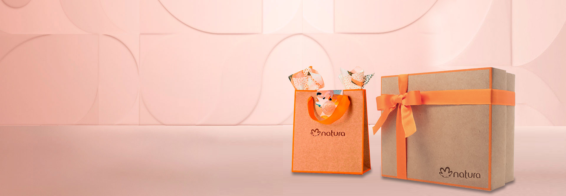Fondo rosa y, al lado derecho de la imagen, tres bolsas de regalo de diferentes tamaños.