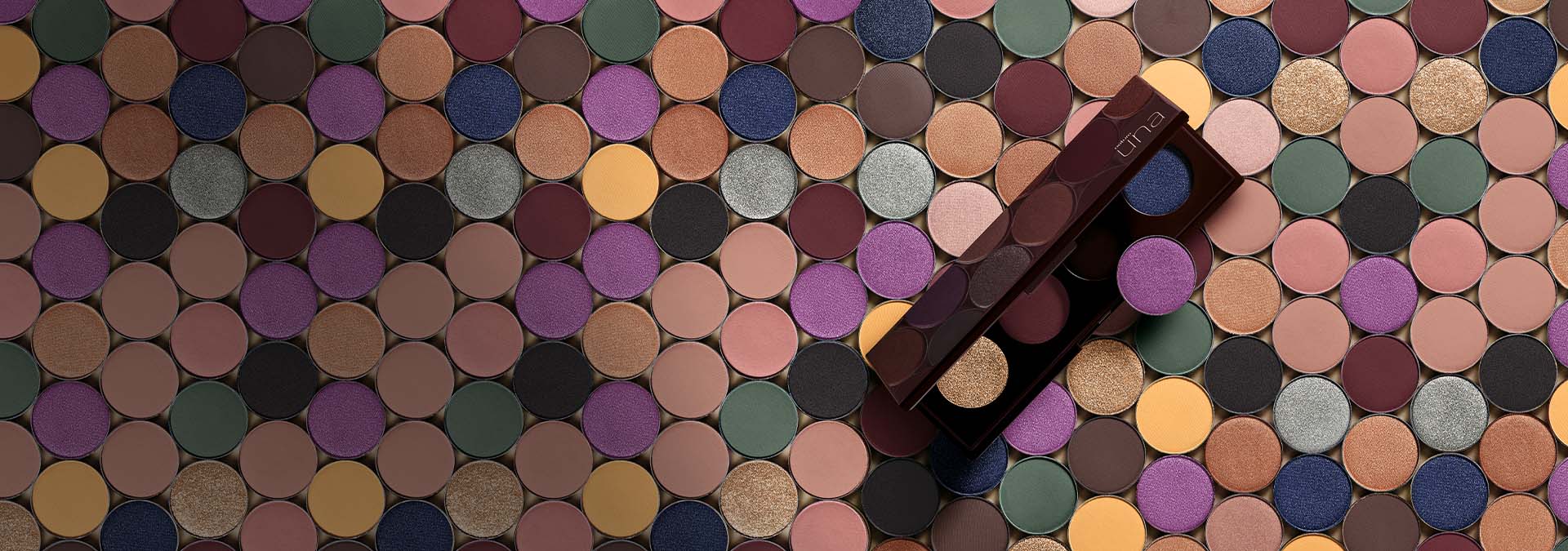 Fondo hecho de sombras individuales Natura Una y, al lado derecho, una paleta de sombras Natura Una.