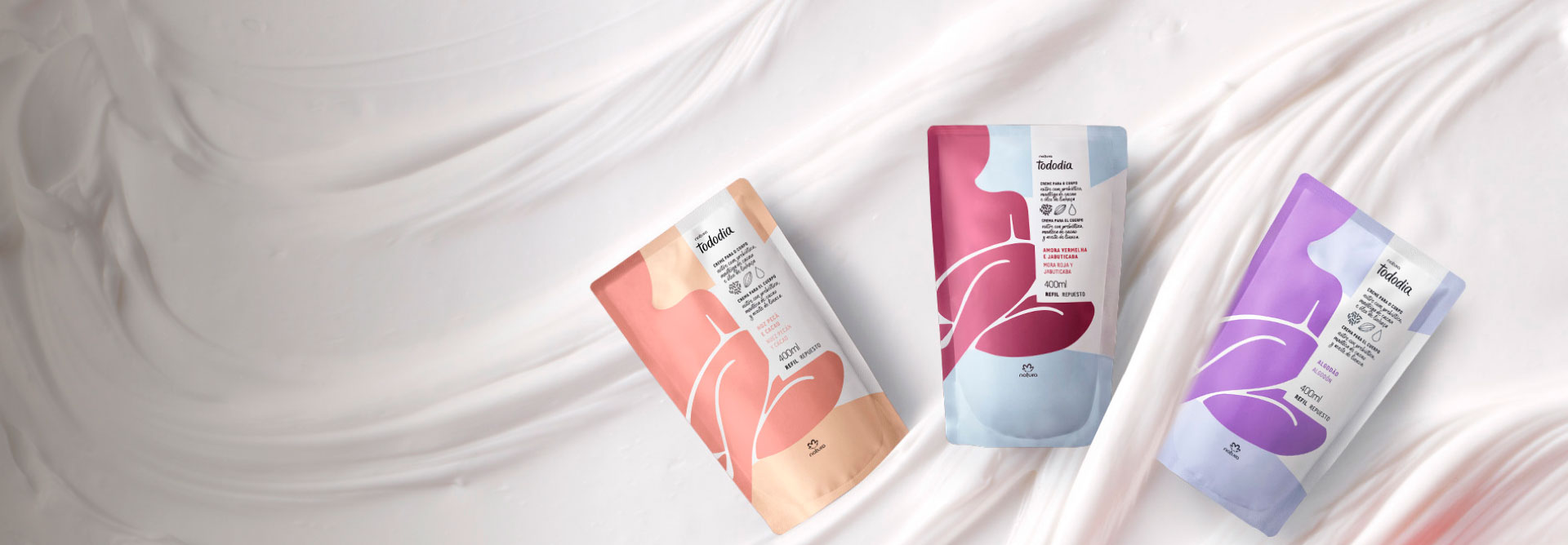 Tres repuestos de crema hidratante Tododia sobre un fondo hecho con la textura del hidratante.