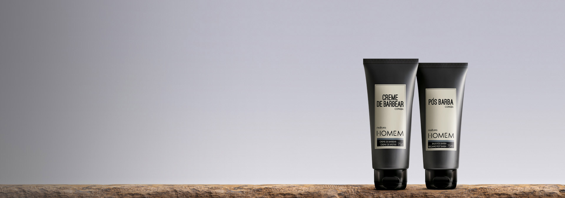 Fondo claro en tonos de gris con dos productos Natura Homem para afeitar en el lado derecho