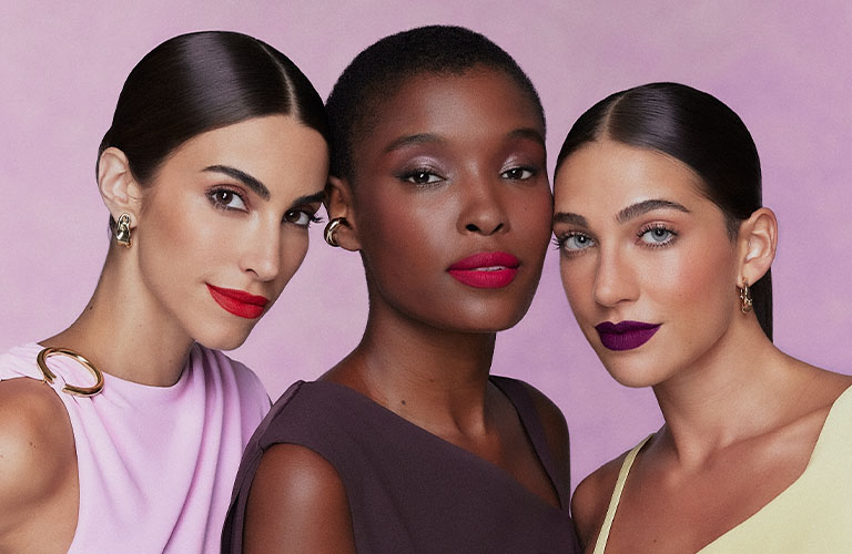3 mujeres posando juntas, con distintos outfits y maquillaje Natura Una adecuado para su tono de piel