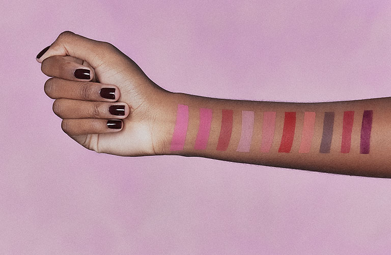Brazo de una mujer de tono claro, mostrando cómo se ven los colores de los labiales Faces en su piel.