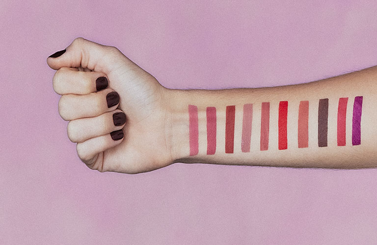 Brazo de una mujer de tono oscuro, mostrando cómo se ven los colores de los labiales Faces en su piel.