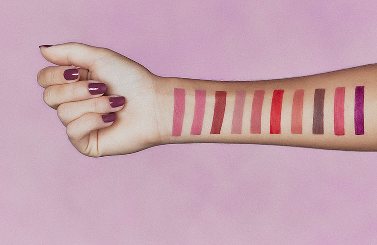 Brazo de una mujer de tono mediano, mostrando cómo se ven los colores de los labiales Faces en su piel.
