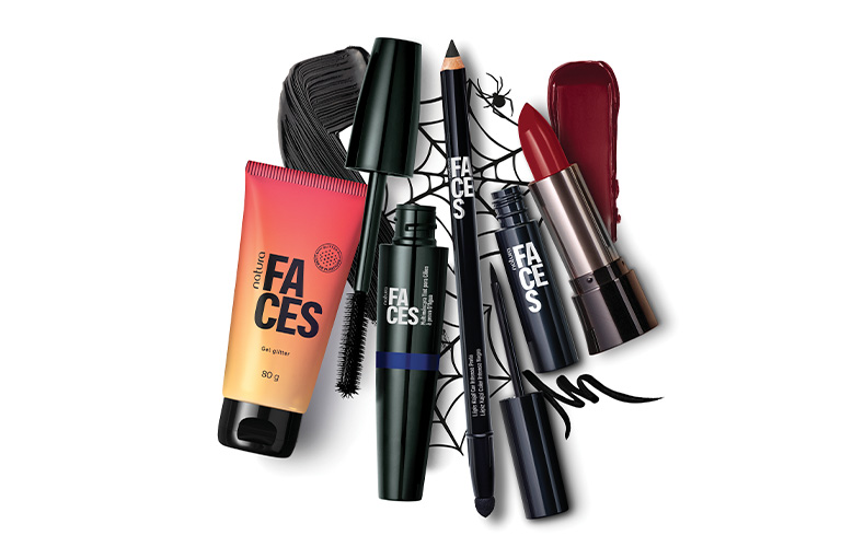 Foto con fondo púrpura oscuro. Mujer con sombrero negro de encaje y ropa negra translúcida, sosteniendo tres delineadores negros en su mano derecha. Imagen 06: Foto con fondo blanco. Incluye productos de maquillaje: crema facial, lápices delineadores, máscara de pestañas, labial rojo, un peine negro y un diseño de telaraña en el centro.