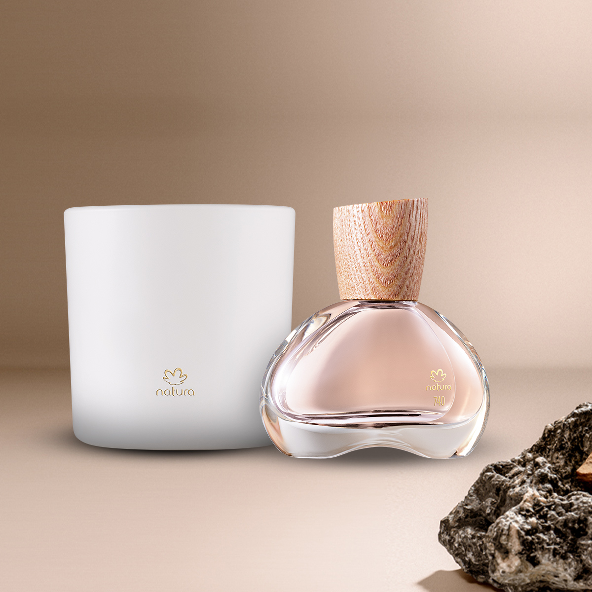 Kit Eau de Parfum Natura 740 Sândalo Breu Branco e Vela Perfumada 774 Rosa Capitiú (2 produtos)